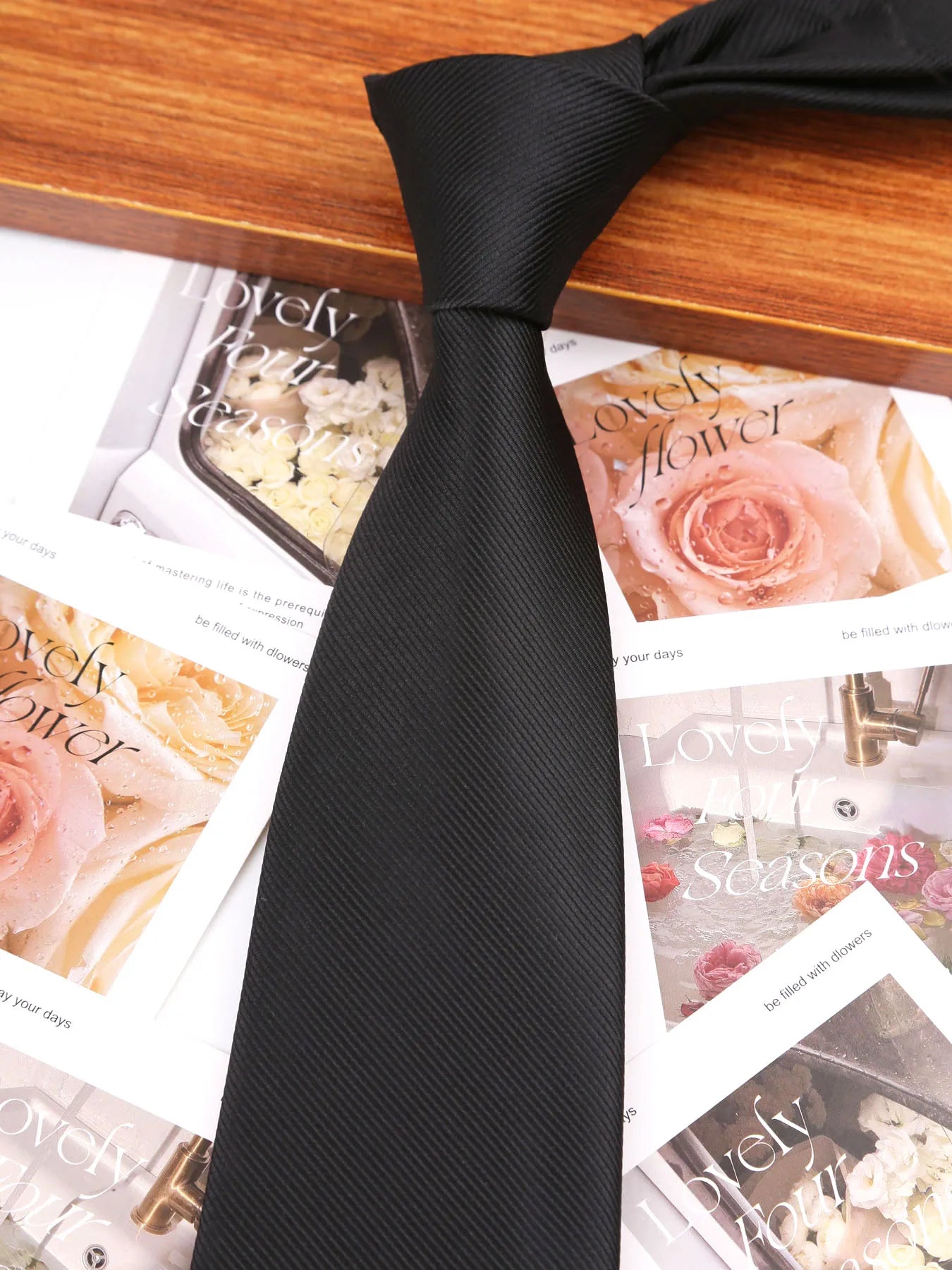 Brand Classic Black Red Solid Stripes 8 cm Polyester Tie For Men Suit Accessories Wedding Gravatas Fit Workplace Birthday Gift